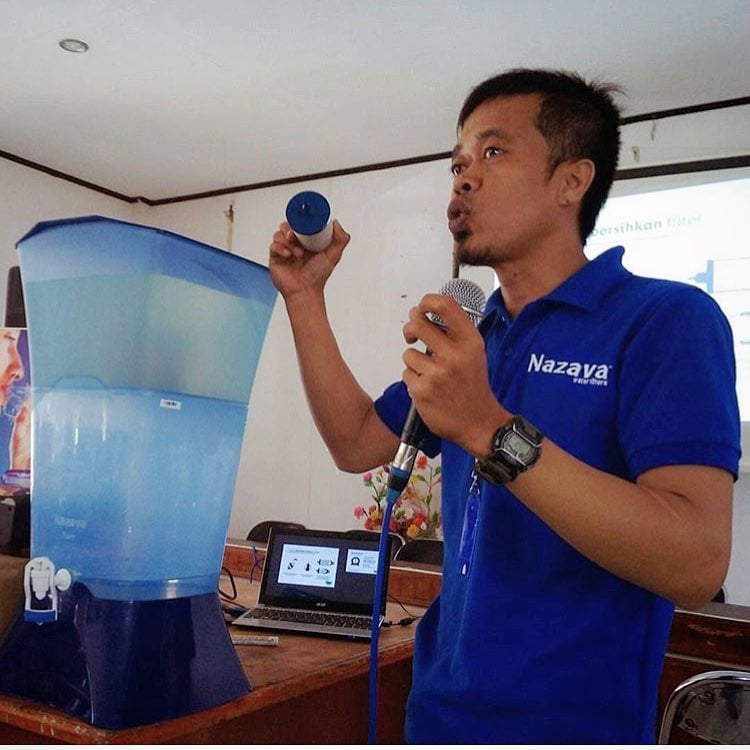 petugas sales dan marketing Nazava menjelaskan kepada masyarakat bahwa ada cara yang lebih mudah untuk mendapatkan air minum yang sehat!