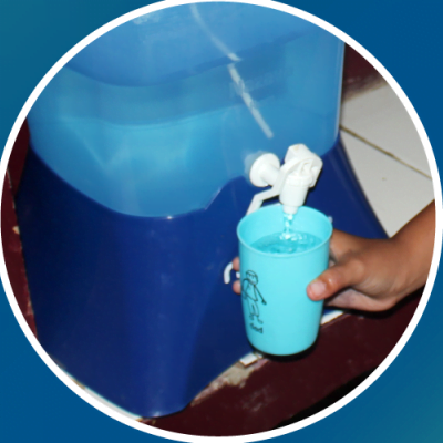 Jika saya memasukkan air dari Nazava ke dalam peti es, apakah hal tersebut aman atau justru akan membiarkan bakteri berkembang?