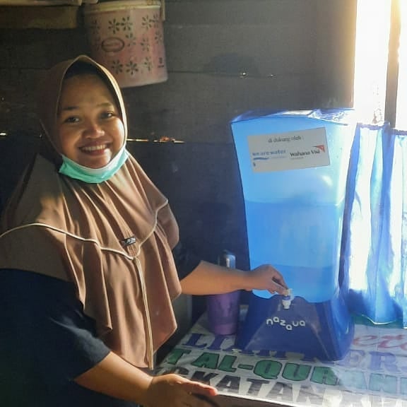 Masyarakat penerima manfaat di Desa Cinto Mandi dengan filter air minum Nazava