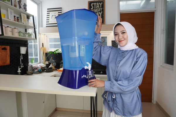 Filter Air Minum Nazava Murni dengan pengguna